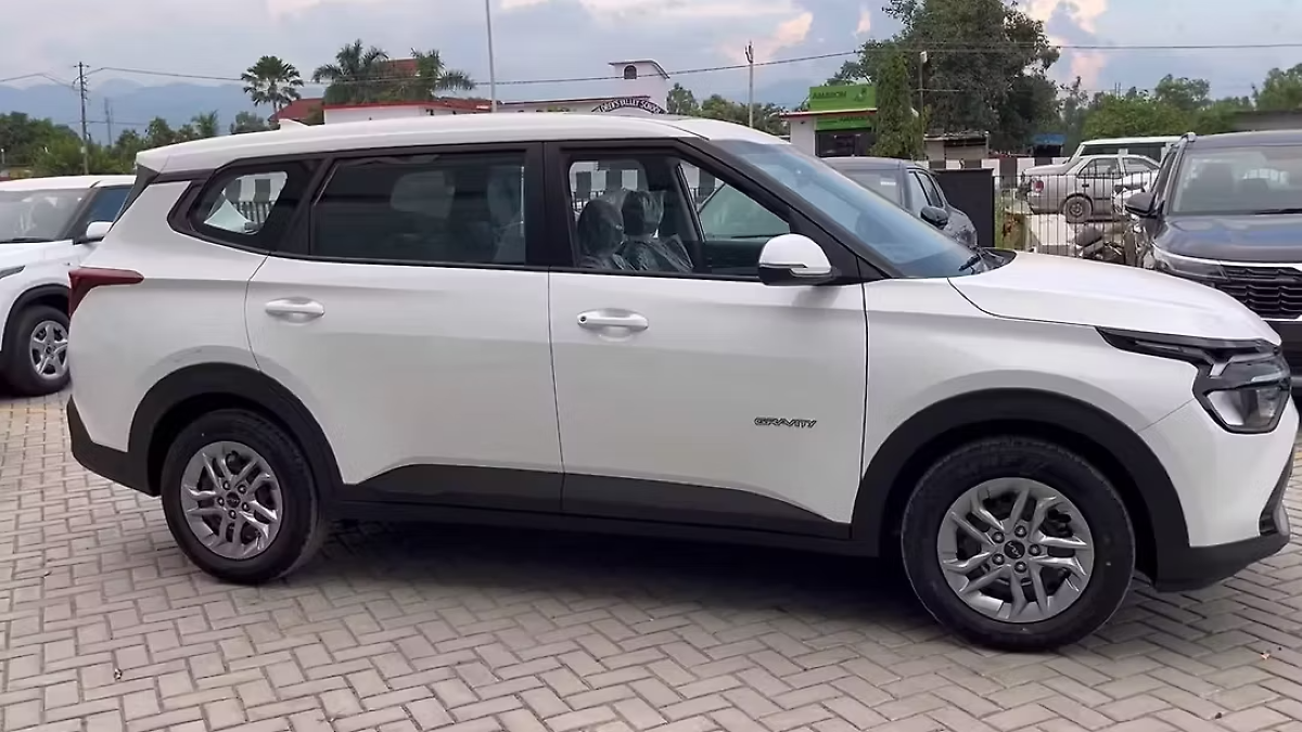 Kia Carens G 1.5  vehicle image 1